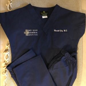 Size 4t greys anatomy scrubs. Brand new condition.
